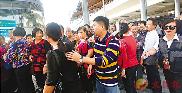 旅團陳領隊(圖中穿間條衣服者)稱自己並不知違規。 香港文匯報記者莫雪芝 攝