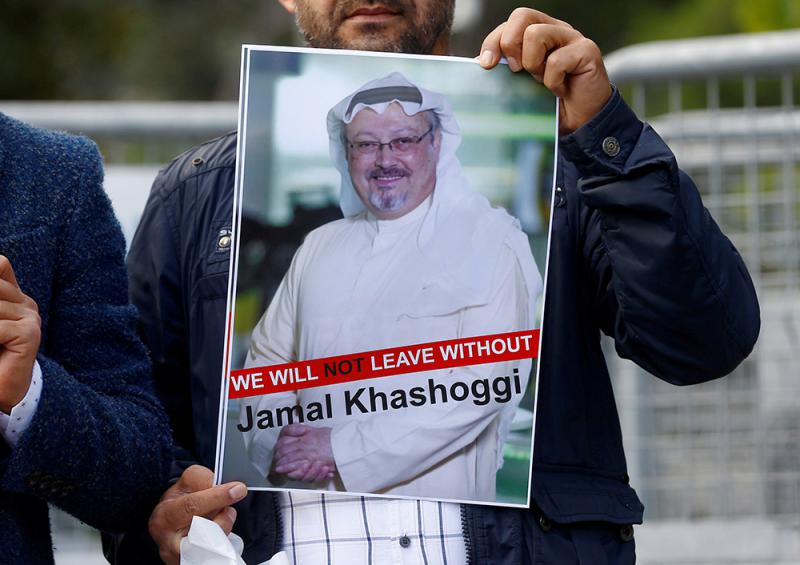 抗議者10月5日在沙特駐土耳其領館前舉著沙特名記卡舒吉的照片/路透社