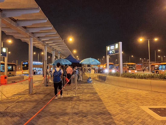 昨傍晚高峰期A香港口岸往珠海的金巴站運作暢順