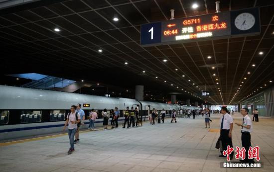 u和諧號v高鐵列車在深圳北站整裝待發C中新社