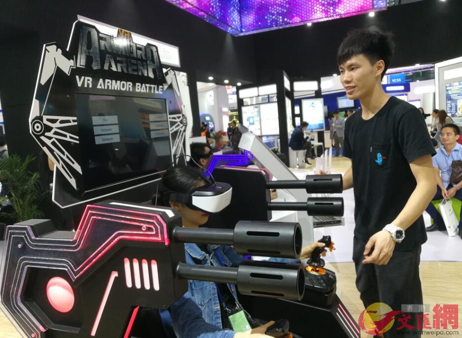 一家香港企業展出的動感影院和虛擬現實設備C記者黃仰鵬 攝