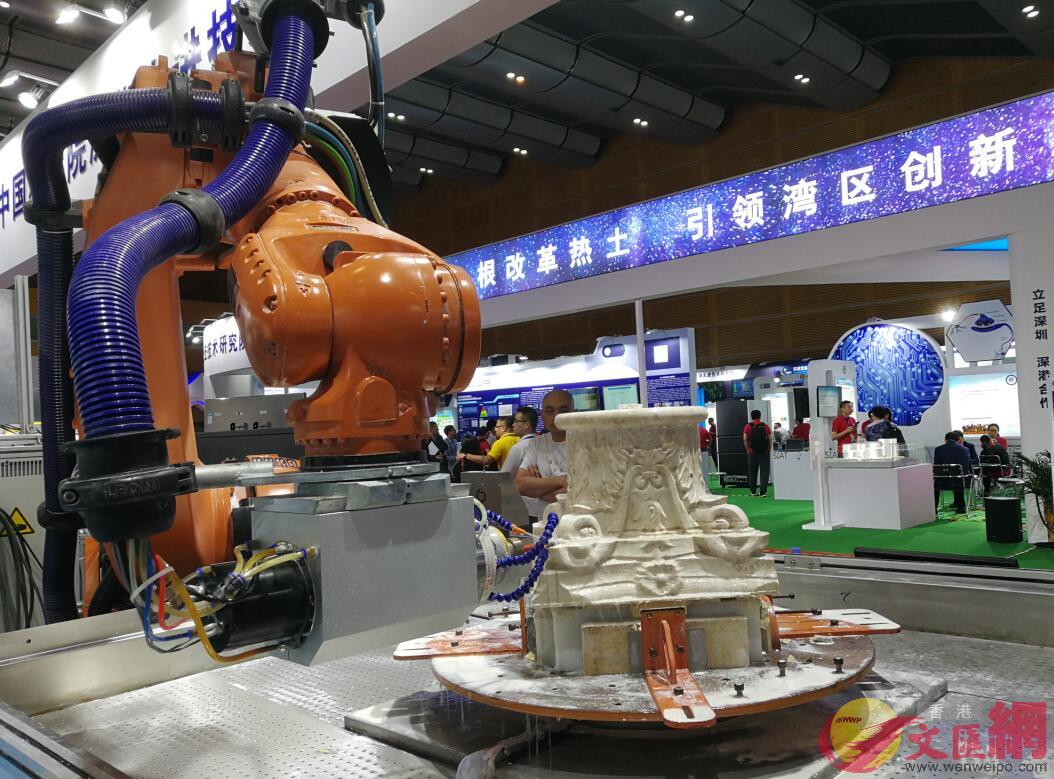 在中國科學院專館A一個大型的機械臂可模擬人類進行雕塑C記者黃仰鵬 攝