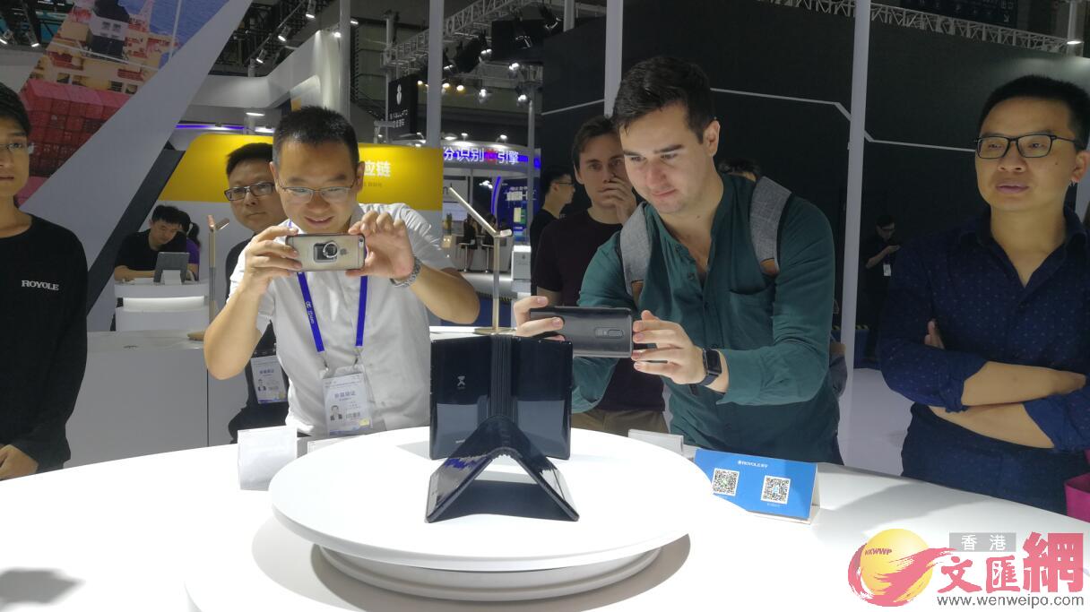 柔宇科技展示的可折疊柔性屏手機FlexPai柔派吸引觀眾眼球C記者黃仰鵬 攝
