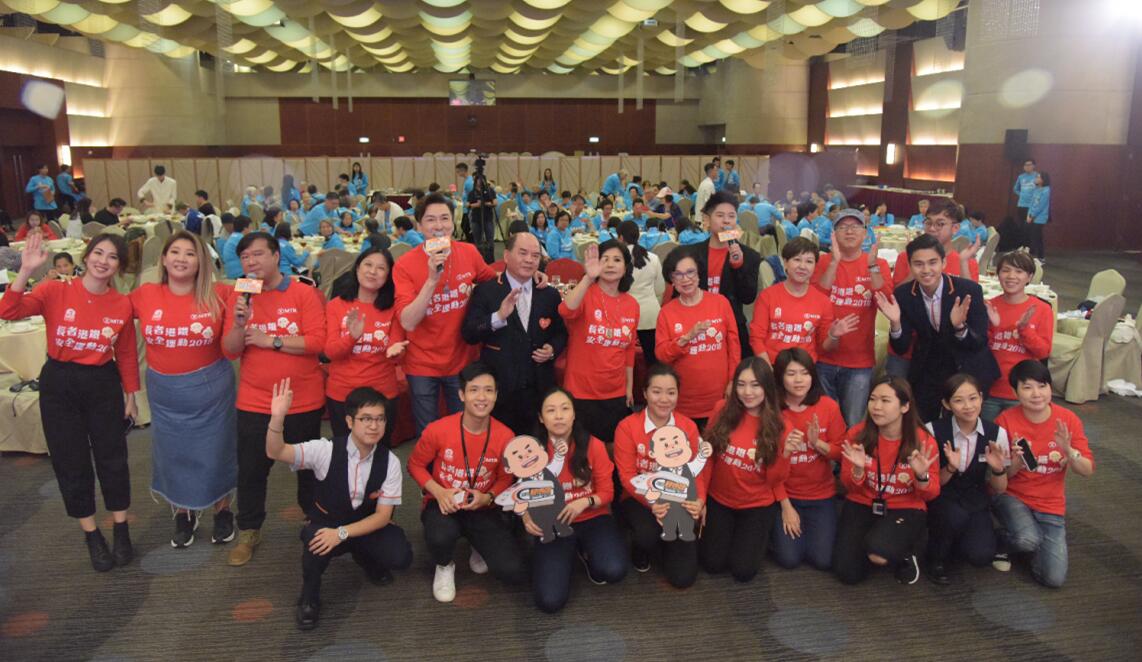 港鐵公司及香港電台第五台邀請了百名長者參加本年度的u長者港鐵安全運動2018vA與嘉賓共進午餐C