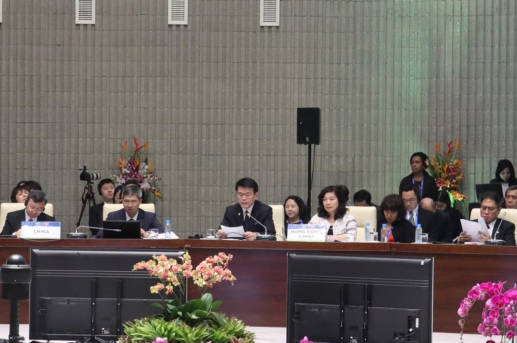邱騰華]前排左三^在亞太區經濟合作組織貿易部長會議的討論環節上發言]政府新聞處^