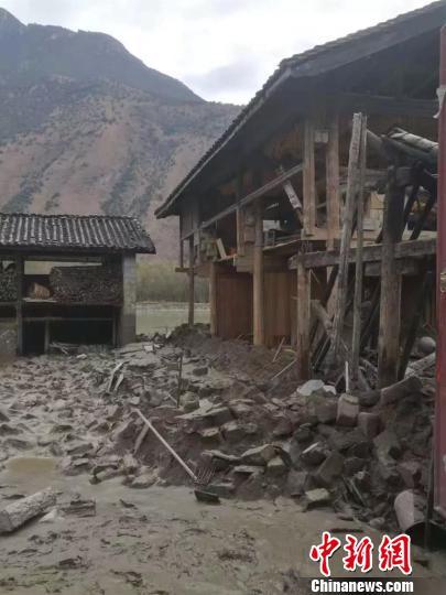 圖為雲南石鼓鎮紅巖村房屋被洪水沖毀C 雲南省減災委員會辦公室提供