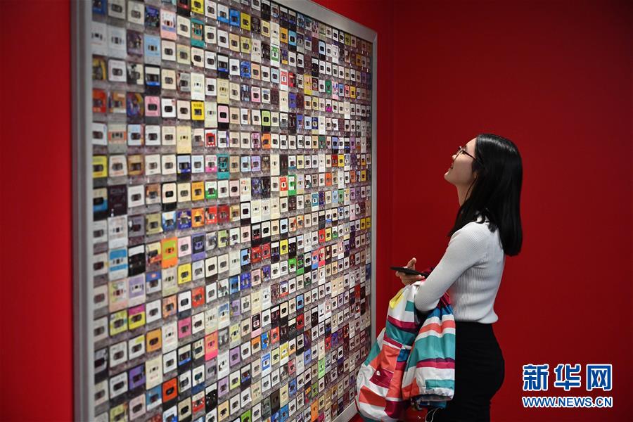 11月15日A一名參觀者在u時光博物館v裡觀看懷舊磁帶牆C新華社