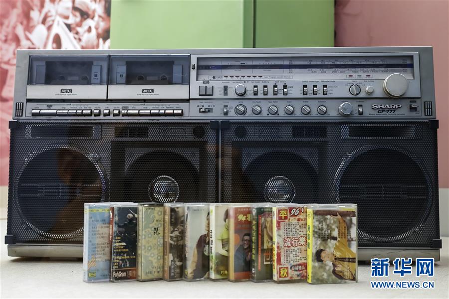 這是u歷史巨變v展區展示的老式收錄機和磁帶(11月15日攝)C新華社
