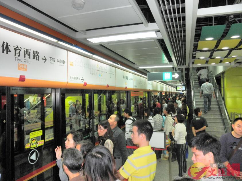 目前廣州地鐵網日均客流量超過820萬人次(方俊明 攝)
