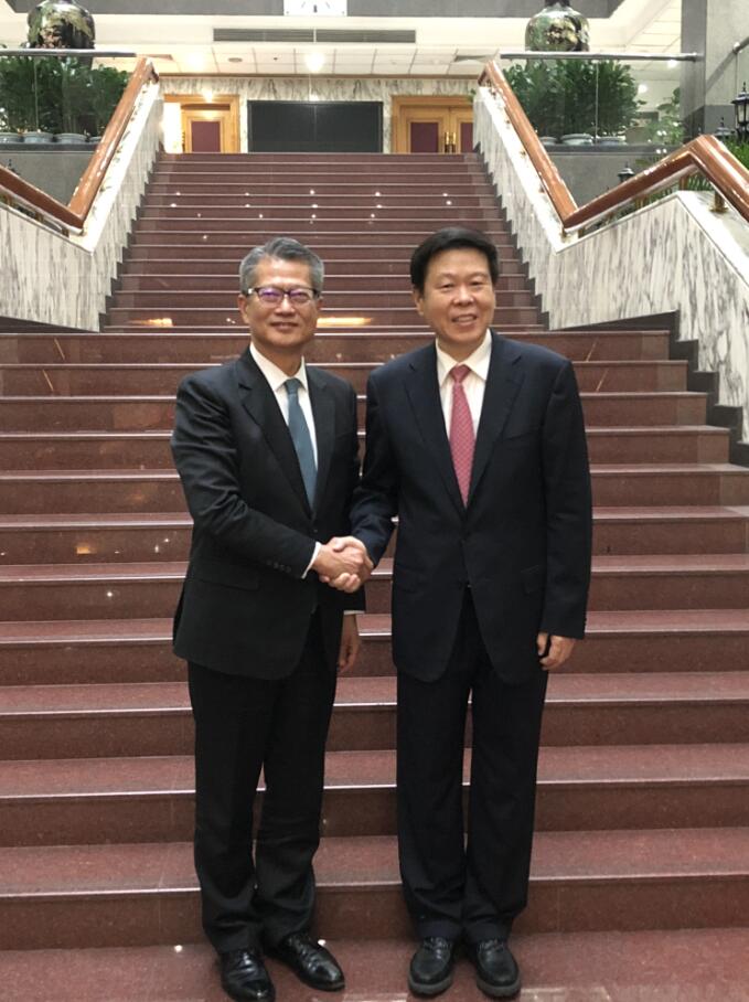 陳茂波(左)與國家稅務總局局長王軍(右)會面