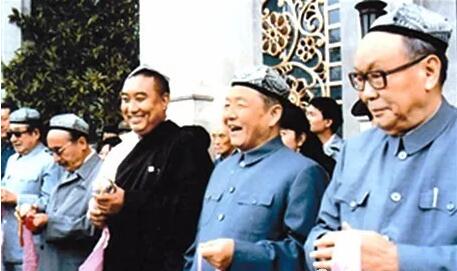 1984年A習仲勛(右二)與班禪(左)B烏蘭夫(右)在北京民族文化宮出席活動C
