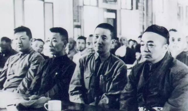 1947年3月25日A習仲勛(左三)和彭德懷(左二)在青化砭查看地形A左一為徐立清A 右一為張文舟