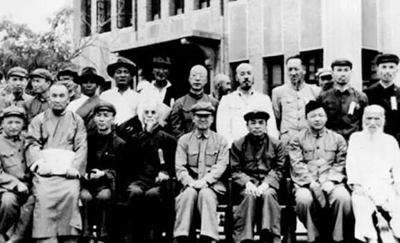 1950年7月A西北軍政委員會領導和少數民族及宗教界人士C前排左起G汪鋒B馬鴻賓B賈拓夫B喜饒嘉措B張治中B彭德懷B習仲勛 B馬德涵C