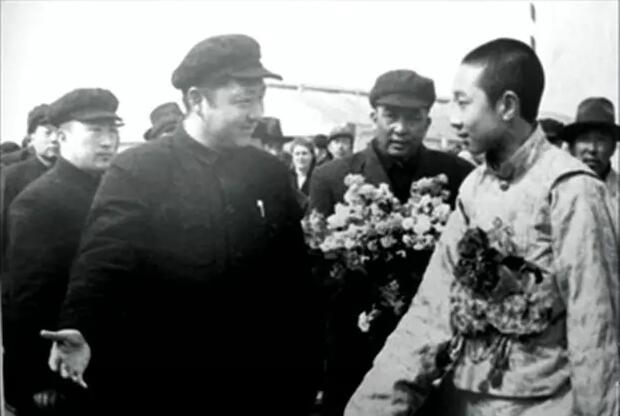 1951年4月22日A習仲勛(前左)率領西北軍政代表熱烈歡迎途徑西安赴北京的第十世班禪(前右)C