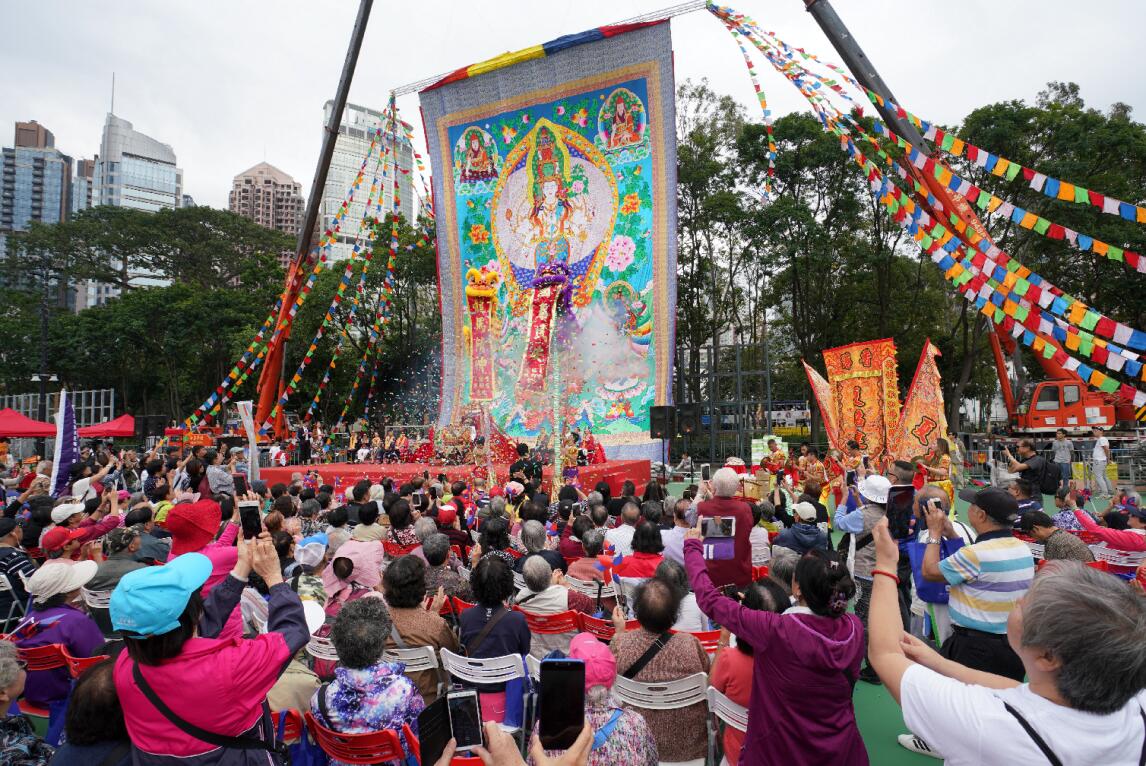 傳統舞獅表演為曬佛節開幕助興