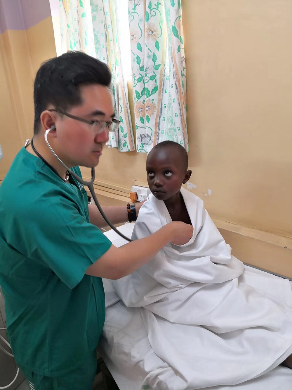 潘湘斌為非洲小患者診治C受訪者提供C