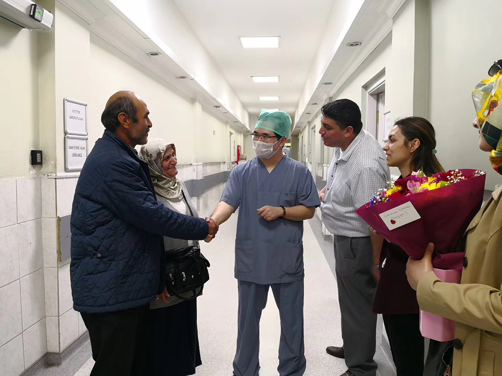 在伊斯坦布爾大學醫學院A兩位家長得知潘湘斌能夠治療孩子的心臟病激動不已C受訪者提供C