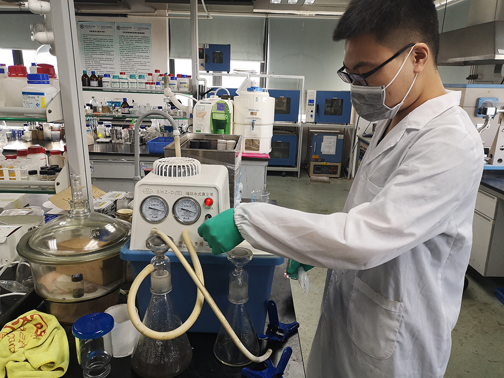 高密度電子封裝材料與器件聯合實驗室科研人員正在工作 記者 郭若溪攝