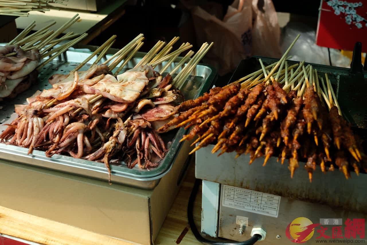 香港國際美食巡禮今開幕A不少市民及遊客前往嘗鮮或購買(全媒體記者 麥鈞傑 攝)