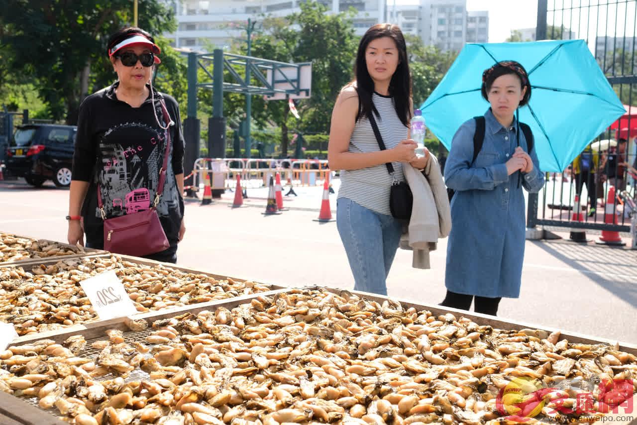 香港國際美食巡禮今開幕A不少市民及遊客前往嘗鮮或購買(全媒體記者 麥鈞傑 攝)