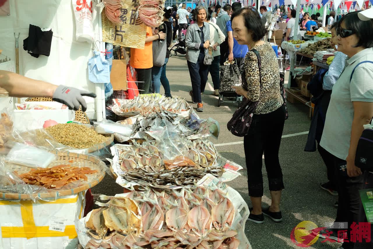 香港國際美食巡禮今開幕A不少市民及遊客前往嘗鮮或購買(全媒體記者 麥鈞傑 攝)