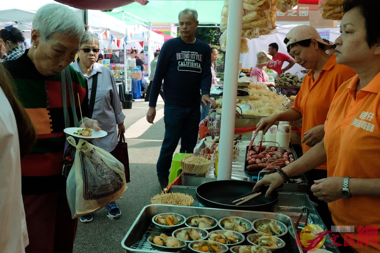 香港國際美食巡禮今開幕A不少市民及遊客前往嘗鮮或購買(全媒體記者 麥鈞傑 攝)