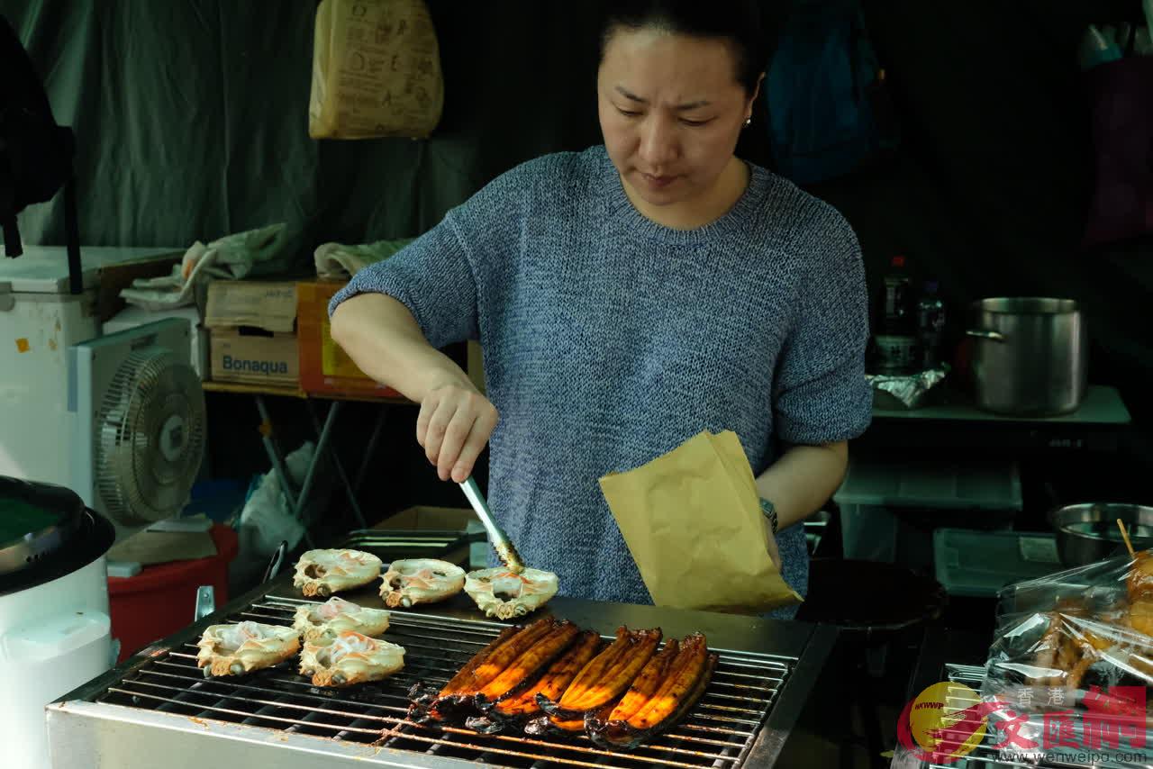 香港國際美食巡禮今開幕A不少市民及遊客前往嘗鮮或購買(全媒體記者 麥鈞傑 攝)