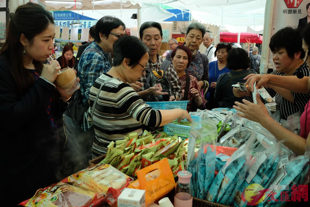 香港國際美食巡禮今開幕A不少市民及遊客前往嘗鮮或購買(全媒體記者 麥鈞傑 攝)