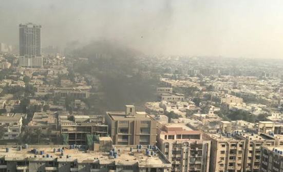 中國駐巴基斯坦卡拉奇領事館附近爆炸後冒出黑煙]網絡圖片^