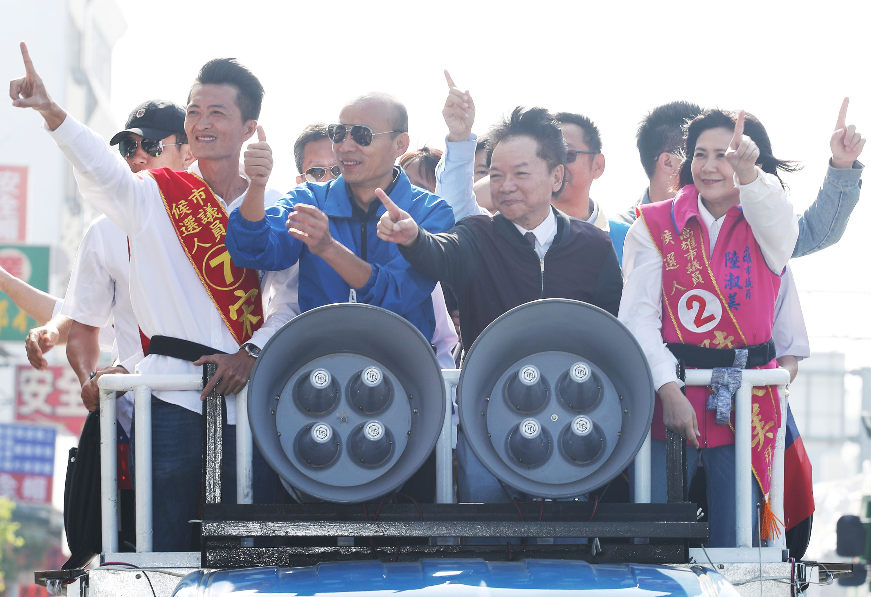 國民黨高雄市長候選人韓國瑜(前左二)22日在高雄大岡山區車隊遊行掃街拜票A以u愛拚才會贏v走紅的歌手葉啟田(前右二)現身相挺C(圖G台灣u中央社v)