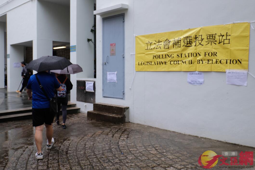 不少選民冒雨趕來投票(全媒體記者 麥鈞傑 攝)