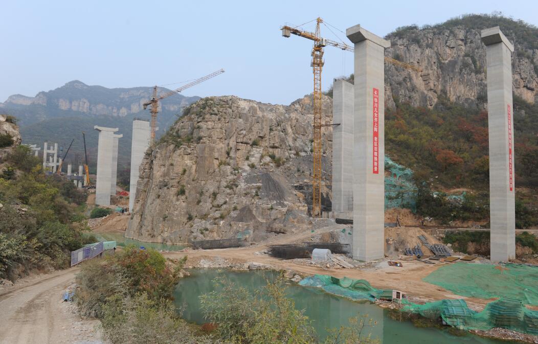 太行高速穿越百餘河谷A架設特大型和大中型橋樑180餘座C圖為邢台市孔庄大峽谷大橋施工現場C