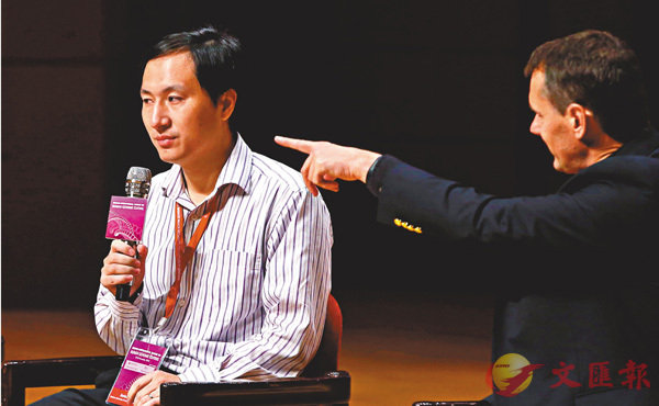  負責u基因編輯嬰兒v的南方科技大學副教授賀建奎(左)在峰會遭千夫所指C 美聯社