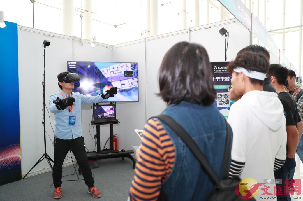 觀眾現場體驗VR/AR炫酷黑科技體驗C記者敖敏輝 攝