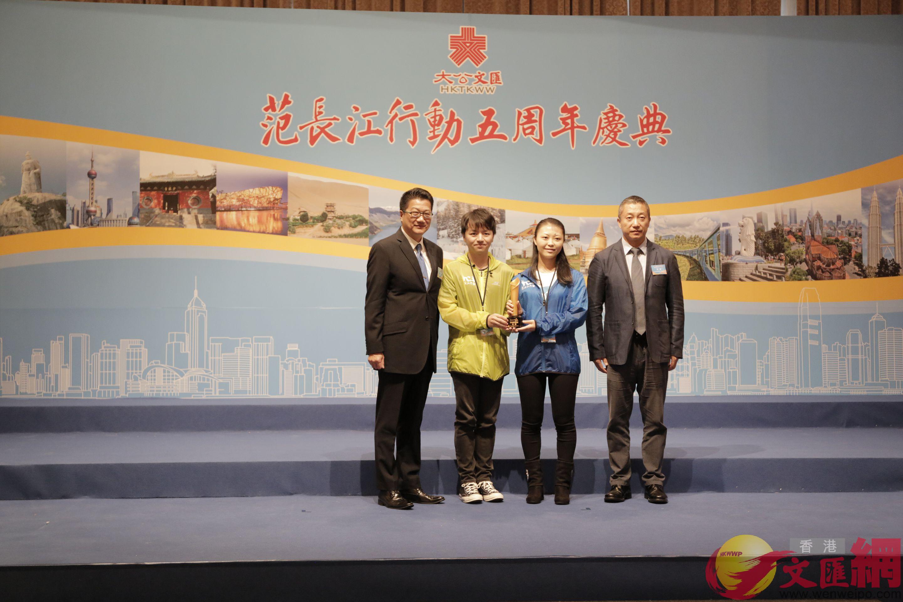 榮獲五周年最佳新聞金獎的學生與頒獎嘉賓合影]記者 鄧智仁 攝^