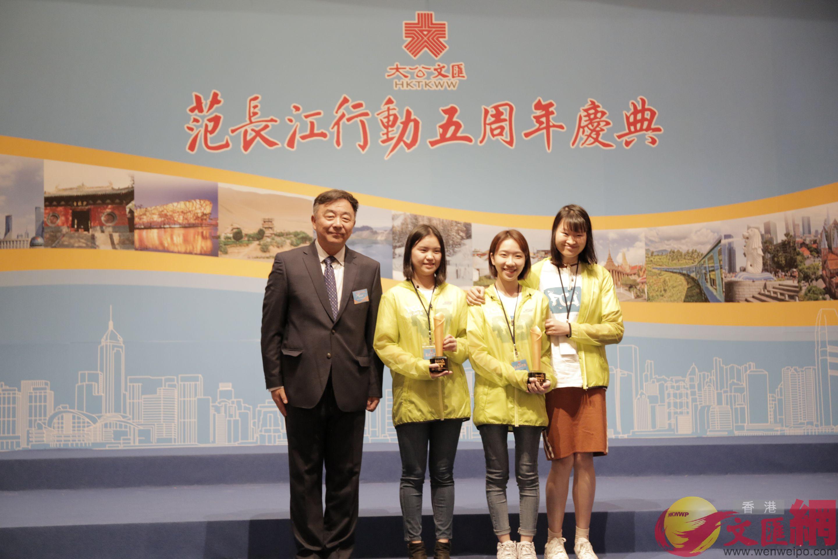 榮獲五周年最佳新聞銀獎的學生與頒獎嘉賓合影]記者 鄧智仁 攝^