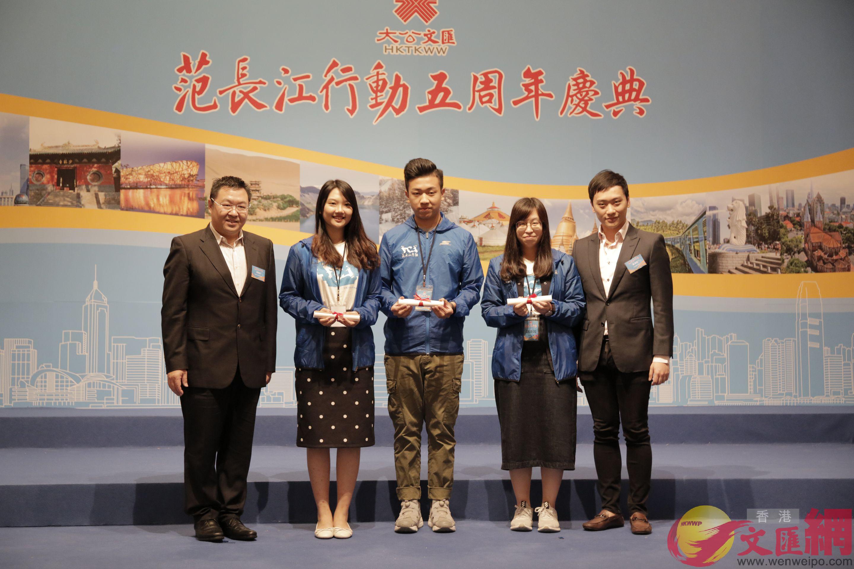 榮獲五周年最佳新聞圖片獎的學生與頒獎嘉賓合影]記者 鄧智仁 攝^