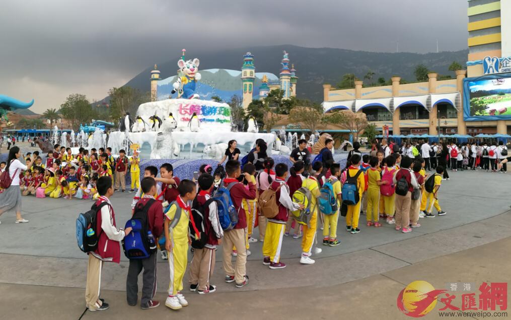 遊客在長隆國際海洋度假區輪候入園遊玩C(方俊明攝) 
