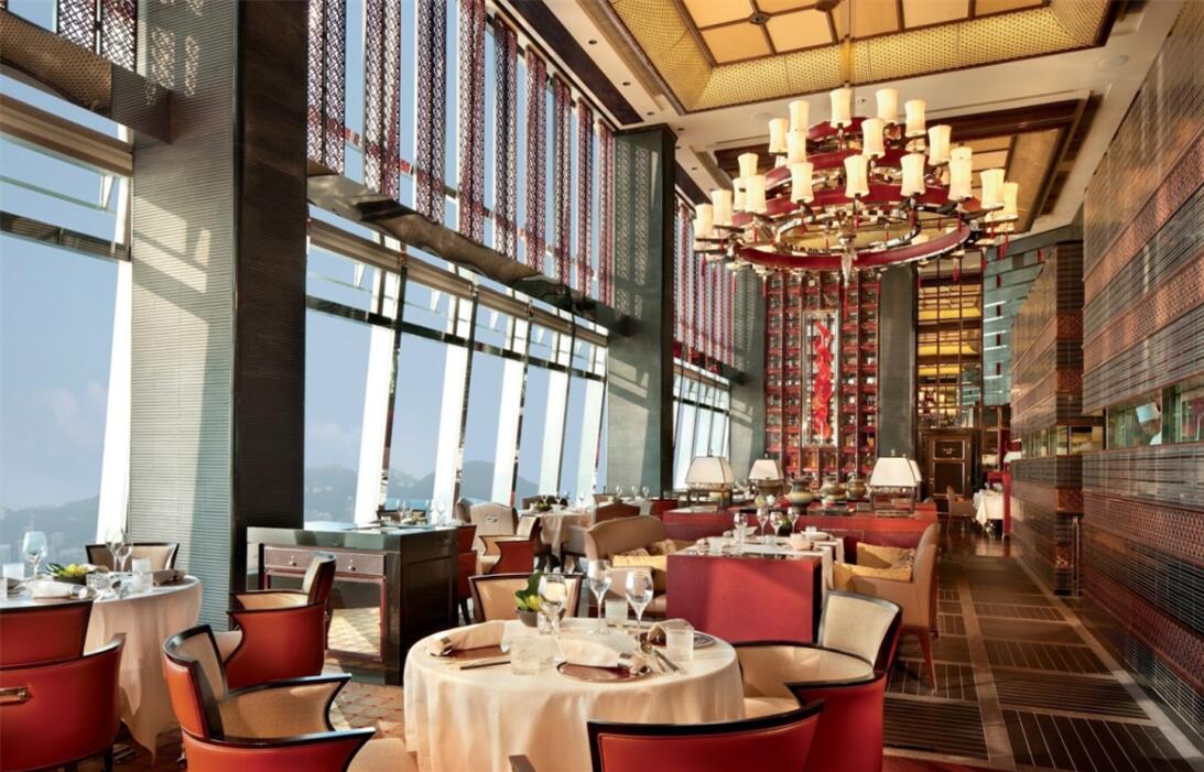天龍軒裝潢以紅木為主A加上落地玻璃窗A讓食客飽覽香港醉人景色C(天龍軒網截圖)