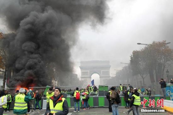 當地時間11月24日A巴黎香榭麗捨大街遭遇大規模示威活動C數以千計示威者聚集在街上A設置了不少路障A街道交通完全陷入癱瘓C(中新網)