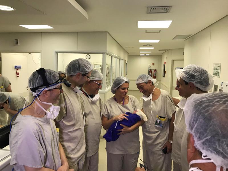 巴西聖保羅大學醫院的醫生懷抱從逝者移植子宮中誕下的嬰兒\路透社