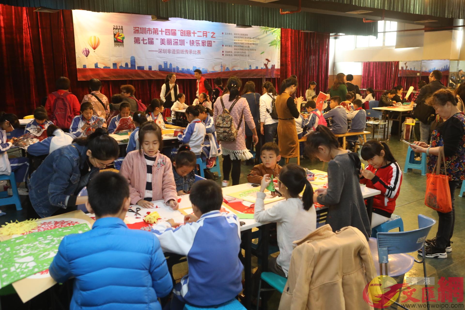 剪紙藝術也吸引了眾多學生 李望賢攝