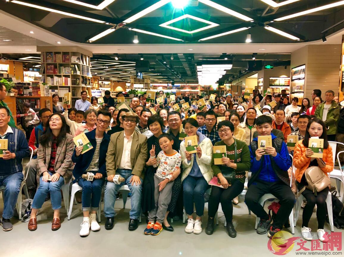 敬一丹攜新書《那年 那信》來到深圳羅湖書城與讀者見面交流（記者黃仰鵬攝）