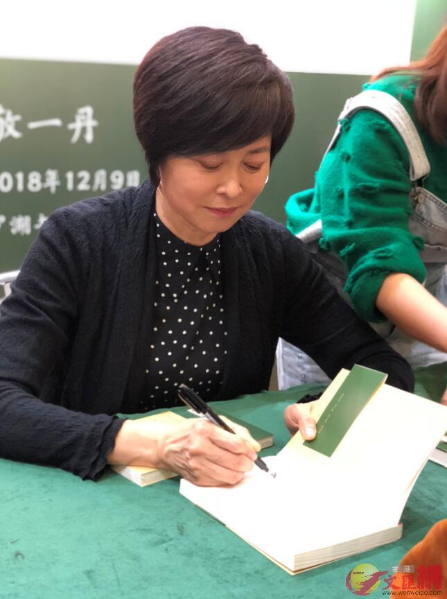 敬一丹攜新書《那年 那信》來到深圳羅湖書城與讀者見面交流（記者黃仰鵬攝）