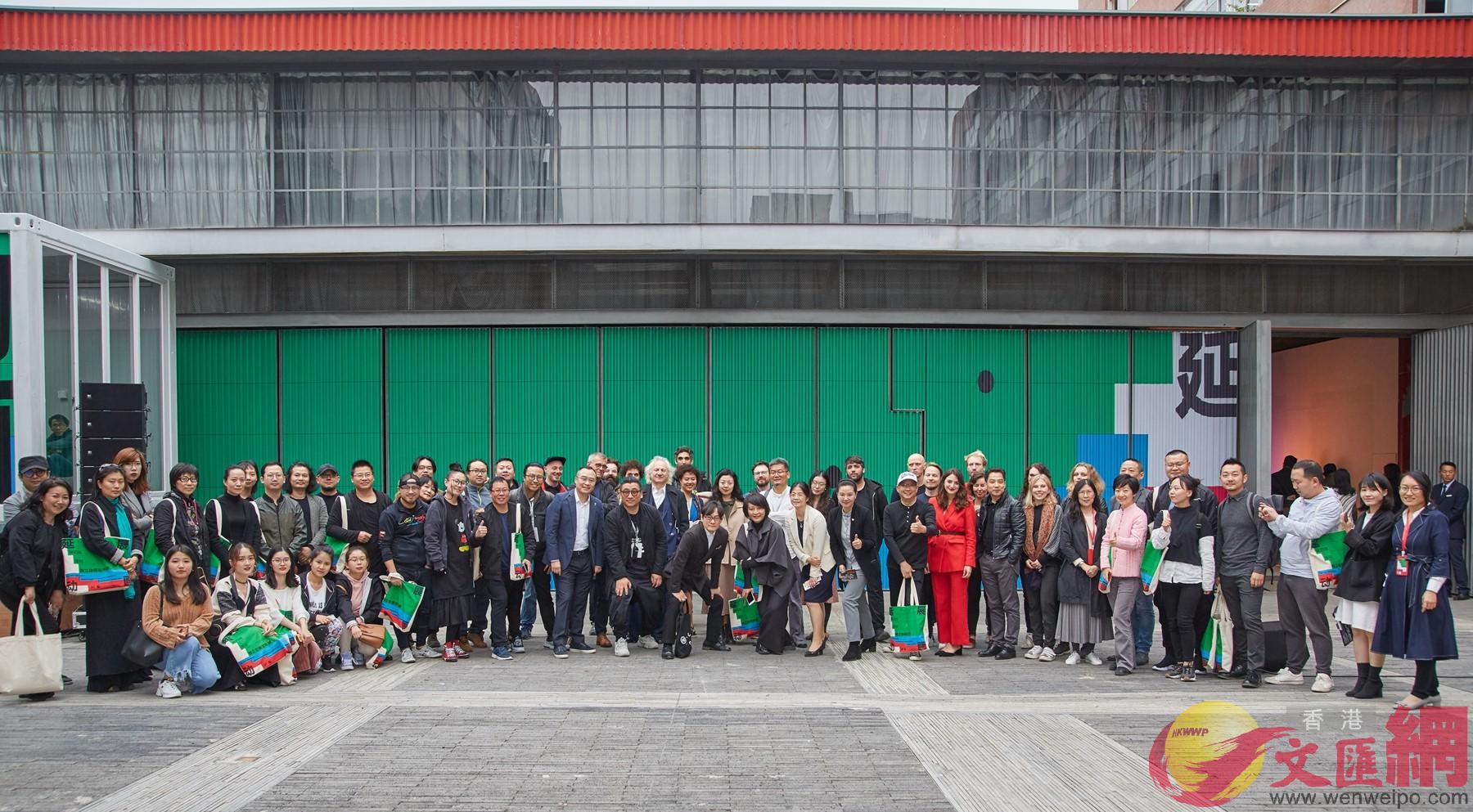 開幕式後，策展人、藝術家、嘉賓合影。記者熊君慧攝 