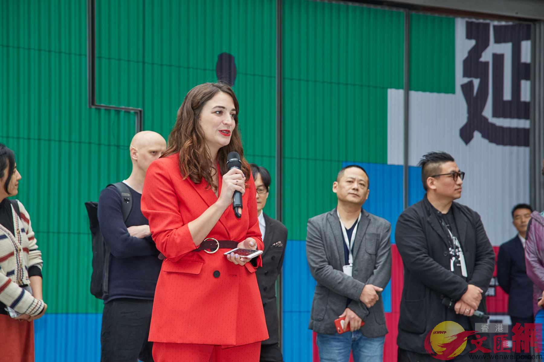 策展人容思玉在開幕式上致辭。記者熊君慧攝 