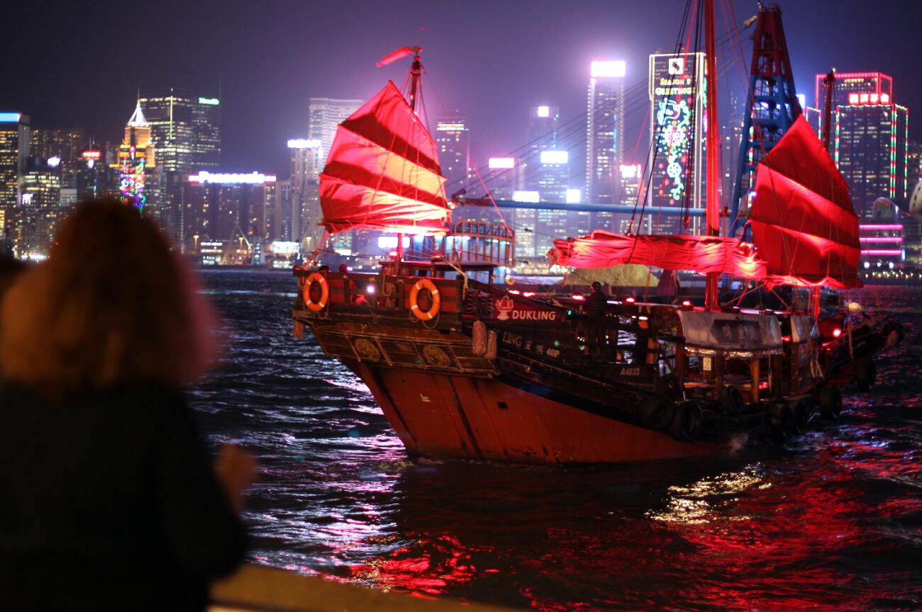 滿載遊客的仿古帆船在燈會璀璨的維港兩岸穿梭A景色美不勝收C 