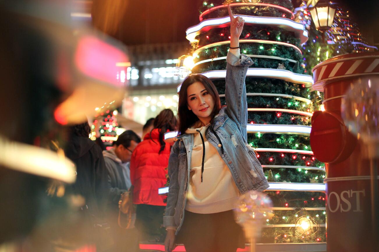 12月10日晚A一名遊客在充滿溫馨的聖誕u愛心鎖橋v上留影C 