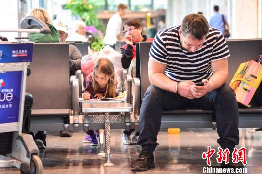 圖為滯留的俄羅斯遊客準備離境。 圖為滯留的俄羅斯遊客準備離境。