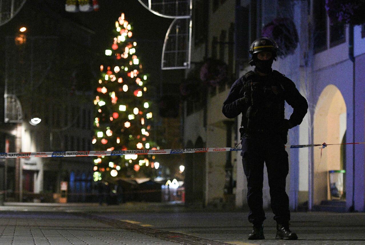 警方在案發現場附近執勤(法新社)